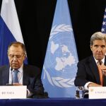 El ministro de Exteriores ruso, Serguéi Lavrov, y el secretario de Estado norteamericano, John Kerry, en Munich