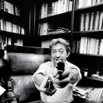 El músico francés Serge Gainsbourg apunta a la cámara de Nicolas Moscara