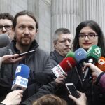 El secretario general de Podemos, Pablo Iglesias (2i), acompañado por la tuitera Cassandra.