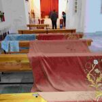 Manto y saya de la Virgen de los Desamparados, extendidos en los banco de la capilla del convento de San Francisco