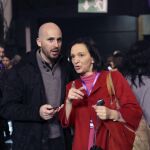 Carolina Bescansa conversa con un compromisario, a su llegada a la primera jornada de la Asamblea Ciudadana Estatal de Vistalegre II