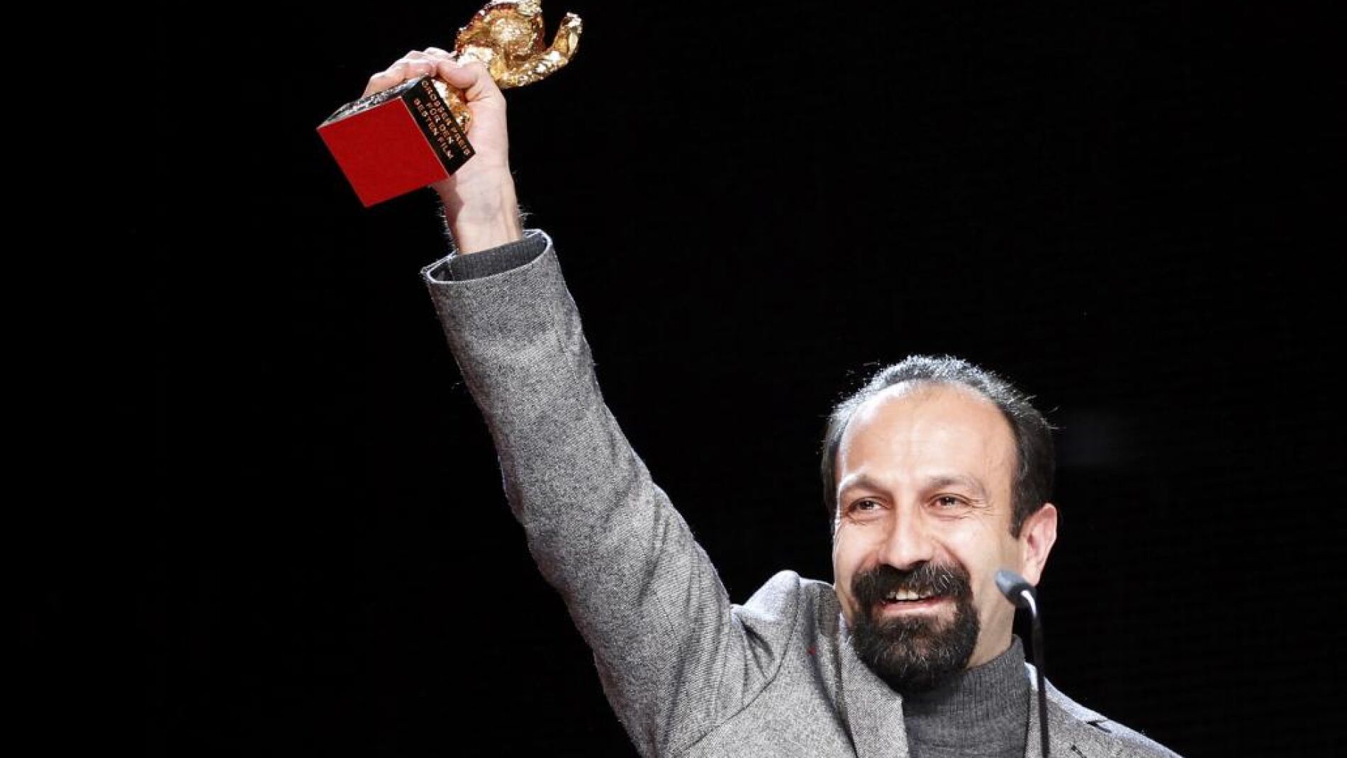 Asghar Farhadi pide que artistas y cineastas alcen su voz contra los ataques en Irán