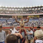 Diego Urdiales saliendo por la Puerta Grande de la Plaza de Toros de Bilbao