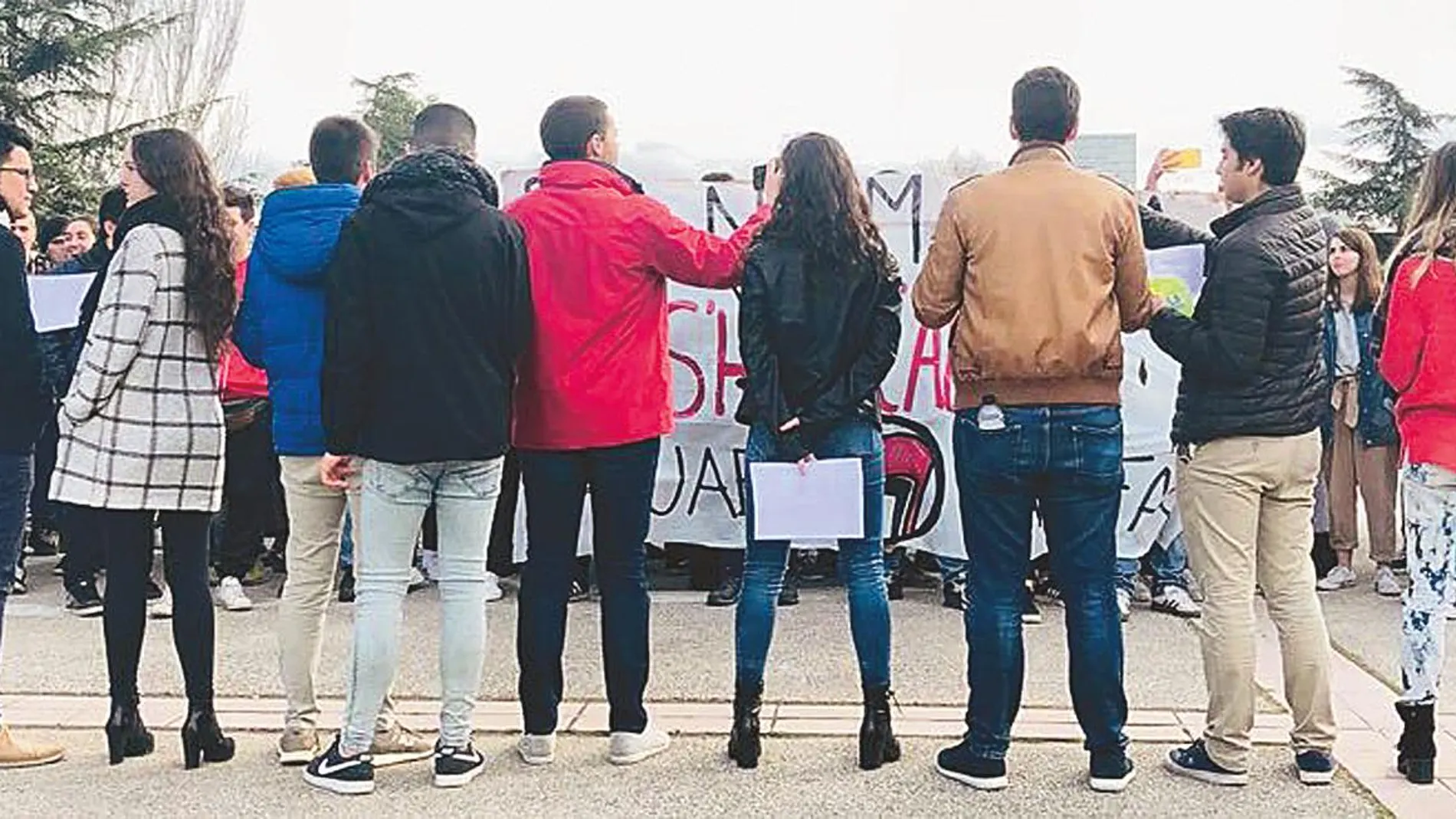 Los jóvenes de S'ha Acabat, «dando la cara» ante un escrache independentista en la UAB. la pancarta reza «Plantemos cara a S'ha Acabat»