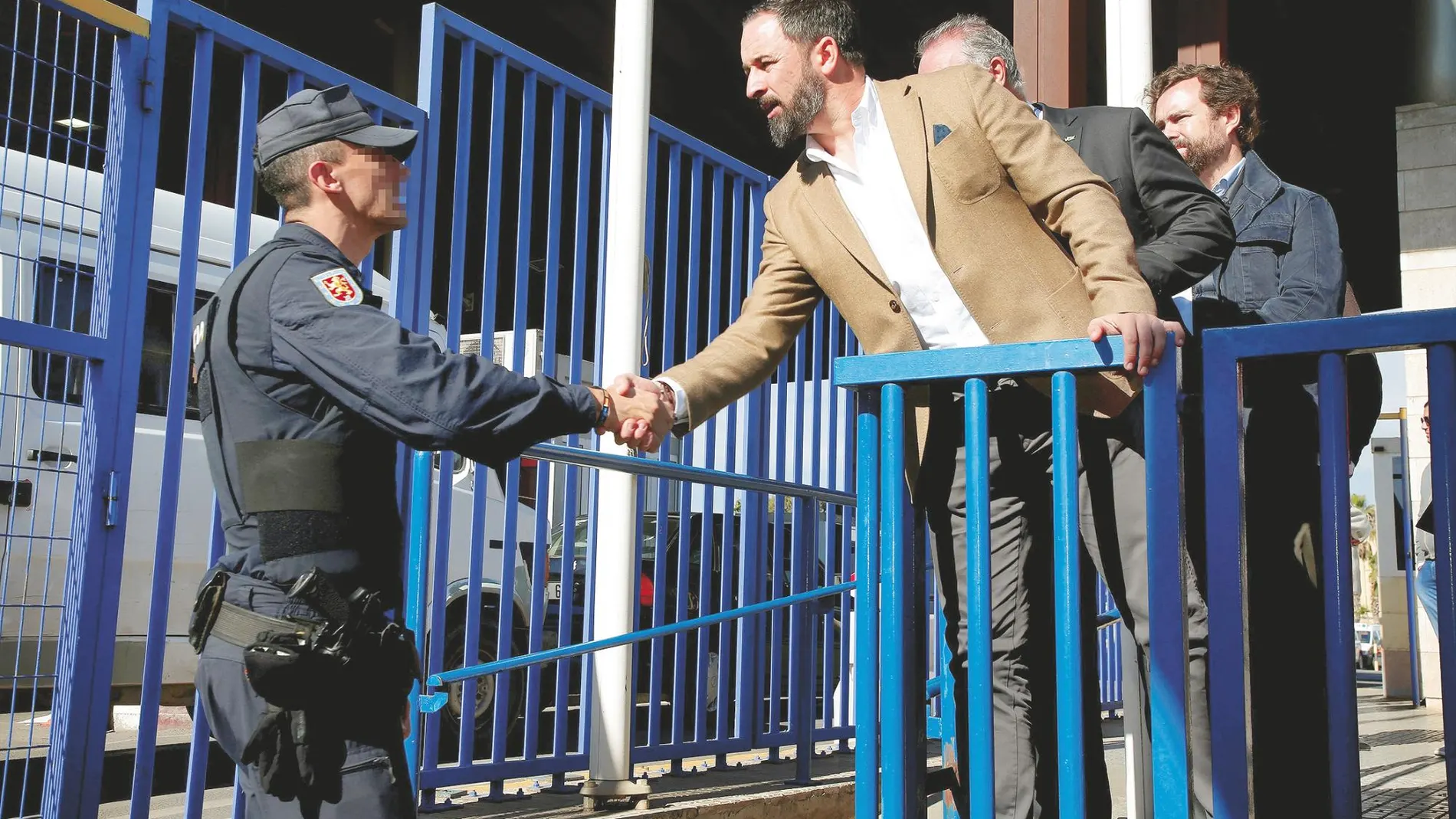 El presidente de Vox, Santiago Abascal, saluda a un Policía en la frontera de Melilla cuando la visitó junto Iván Espinosa de los Monteros en noviembre de 2018