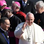 El Papa a su llegada al aeropuerto de Dublín, Irlanda