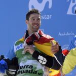 Lucas Eguibar feliz en el podio tras conseguir el subcampeonato