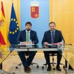 El presidente de la Región de Murcia, Fernando López Miras, junto al ministro de Fomento, José Luis Ábalos, durante la reunión que ambos mandatarios tuvieron el pasado jueves en el Palacio de San Esteban