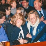 Familiares de Barberá durante el rosario en la catedral de Valencia