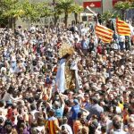 La plaza de la Virgen se quedó pequeña un año más durante el traslado de la patrona de los valencianos