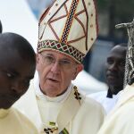 El Papa oficia una misa en el campus de la Universidad de Nairobi (Kenia).