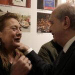 El ministro del Interior en funciones, Jorge Fernández Díaz, saluda a la presidenta de la Asociación de Víctimas del 11-M, Pilar Manjón, durante la inauguración de la exposición