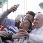 El Papa visitó ayer la iglesia de Santa Magdalena de Canossa, cerca de Roma, donde acudieron muchos jóvenes
