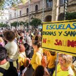 Hasta los convocantes se sorprendieron ayer de la asistencia a la concentración que tuvo en lugar en Sevilla para exigir el «desbloqueo» de la Ley de bioclimatización. La plataforma «Escuelas de Calor» aseguró que asistieron «más colegios de los esperados». El lema era «Aulas sí, saunas no». / Foto: Efe
