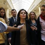 La vicepresidenta del Gobierno, Soraya Sáenz de Santamaría atiende a los medios de comunicación