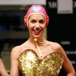 Un desfile sobre ruedas lleno de luz y brillo