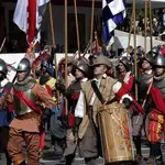 Un grupo de soldados con trajes y armas de época, que representan el llamado Camino Español, durante el desfile del Día de la Fiesta Nacional