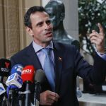 El líder opositor venezolano Henrique Capriles habla hoy ante los medios tras reunirse con el secretario general de la OEA, Luis Almagro