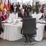 Un lugar preferente. Los líderes de los grandes países europeos, Alemania (Angela Merkel), Francia (François Hollande), Reino Unido (Theresa May), Italia (Matteo Renzi) y España (Mariano Rajoy) se despidieron ayer del presidente saliente norteamericano, Barack Obama, con el que han trabajado los últimos ocho años, y que da paso al impredecible Donald Trump