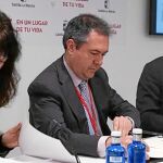 La concejala de Cultura de Valladolid, Ana Redondo; el presidente de Red Ciudades AVE, Juan Espadas; y el de Renfe, Juan Alfaro, suscriben el acuerdo.