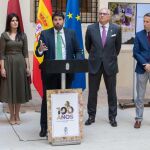 El presidente de la Comunidad, Fernando López Miras, recibió ayer en el Palacio de San Esteban al presidente del Muy Ilustre Cabildo de Nuestra Señora la Virgen de la Amargura, Paso Blanco de Lorca, Lázaro Soto, y a miembros de la junta directiva de esta cofradía