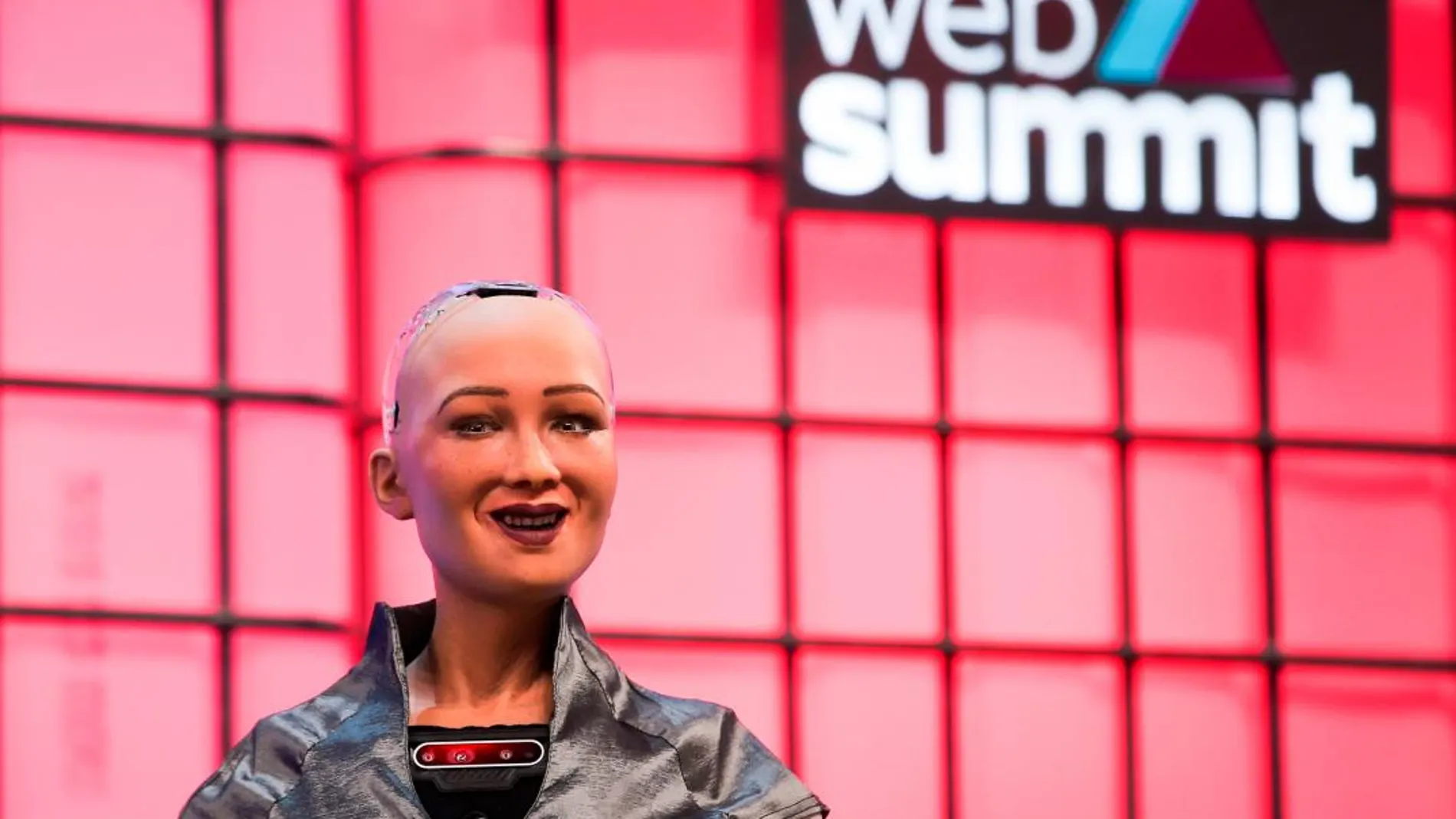 El robot Sophia conmueve al auditorio