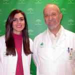Los dos urólogos que han participado en el estudio: Carlos Reina (coordinador de la Unidad de Endourología y Litiasis) y Ana García / Foto: Hospital de Valme