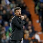 El entrenador del Barcelona, Luis Enrique Martínez, da instrucciones a sus jugadores en partido ante el Real Madrid