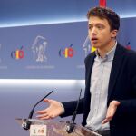 El diputado Íñigo Errejón, durante la rueda de prensa en la que anunció que renunciaba a su acta de diputado