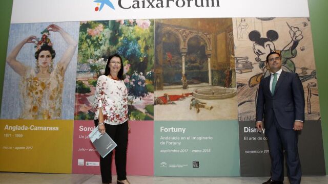 MUCHO DONDE ELEGIR. Elisa Durán, directora general adjunta de la Fundación la Caixa, y Moisés Roiz, director de CaixaForum Sevilla, presentaron ayer las tres grandes exposiciones que albergará el espacio durante 2017