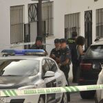 Agentes de la Guardia Civil en la puerta de la casa donde ha ocurrido el suceso