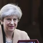 La primera ministra británica, Theresa May, sale de su residencia oficial en el número 10 de Downing Street con dirección al Palacio de Westminster en Londres.