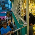 Un grupo de vecinos del barrio de Catia, en Caracas, esperan el reparto de alimentos subsidiados por el Gobierno