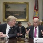 El presidente de EE.UU., Donald J. Trump (i), durante una reunión junto al secretario de Seguridad Nacional estadounidense, John Kelly (d), en la Sala Roosevelt de la Casa Blanca en Washington, Estados Unidos, el 31 de enero de 2017