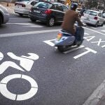 Avenidas como la de Fernando el Católico ya tienen «carril moto»