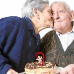 «Nunca nos ha faltado una perra y el amor es el que nos ha dado la felicidad», dice José Iranzo, mientra su esposa le da un beso.