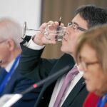 El president, Carles Puigdemont, bebiendo agua ayer en las jornadas de S’Agaró