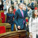 Imagen de Inés Arrimadas y Xavier García Albiol en el Parlament, a la conclusión de una sesión plenaria