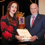 El Procurador del Común, Javier Amoedo, entrega su Informa Anual a la presidenta de las Cortes, Silvia Clemente