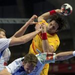 El jugador español Jesús Antonio García trata de anotar ante la presencia de los jugadores eslovenos, Gasper Blagotinsek y David Milkavcic durante el partido