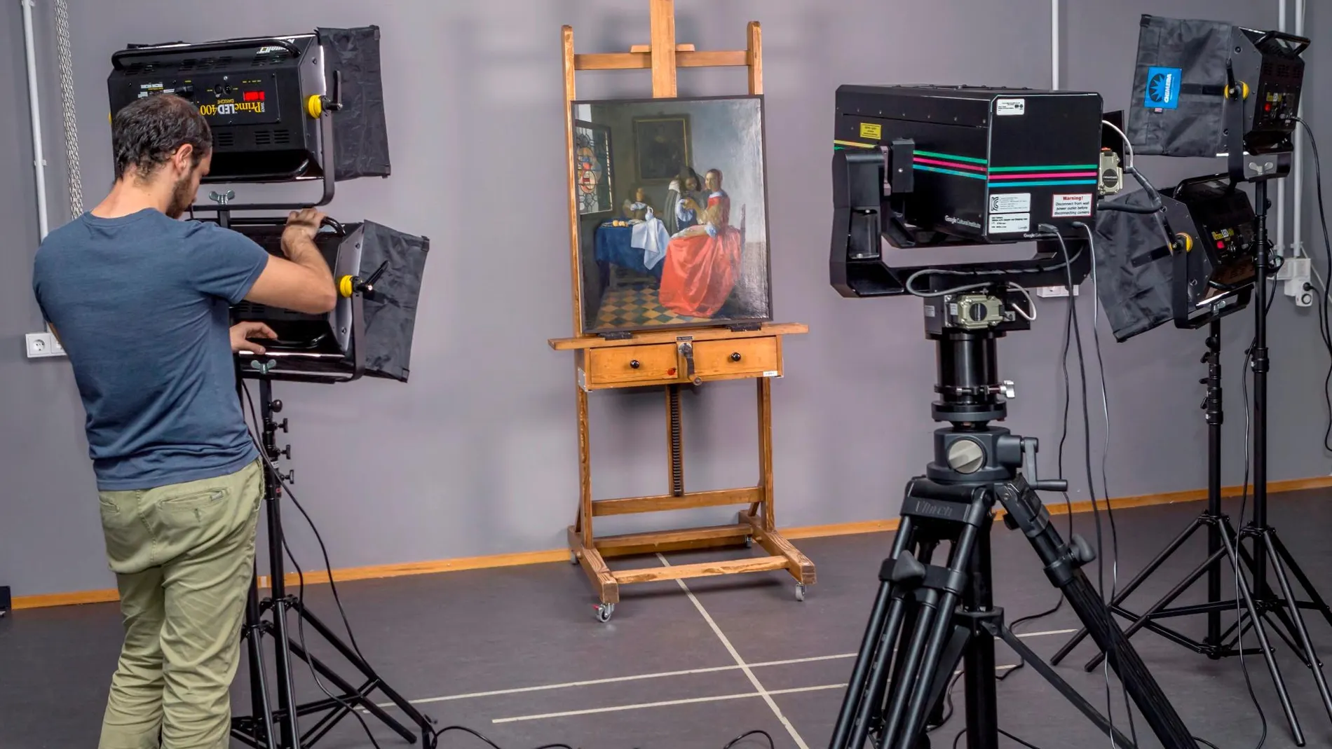 Proceso de digitalización del cuadro del pintor holandés Vermeer «Chica con una copa de vino», para incluirlo en el museo virtual dedicado al artista y que ha nacido en la aplicación Google Arts / Efe