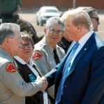Donald Trump visita ayer el muro con México en Caléxico / Ap