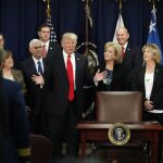 Donald Trump, acompañado de Mike Pence y otros, durante un acto en hoy en Washington.