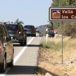 Gran afluencia de vehículos en el acceso al Valle de los Caídos esta mañana.