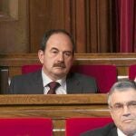 Xavier Crespo, a la izquierda, lleva dos días sin hablar en público. Ayer acudió al Parlament como diputado de CiU, pero siguió sin hacer declaraciones, y se mostró cabizbajo, al no pasar por su mejor momento. Crespo goza de la condición de aforado por ser parlamentario.