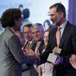 El Rey Felipe VI entrega el Premio de Fotografía a Yander Alberto Zamora de los Reyes (i), de Cuba, por la fotografía titulada "Llegada del Air Force One"