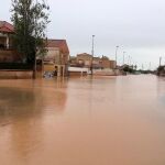 Arriba, imagen del bus escolar atrapado por las inundaciones en Cartagena con 70 menores. A la izquierda, una playa de San Javier con graves destrozos provocados por el temporal. Sobre estas líneas, vías anegadas de Murcia