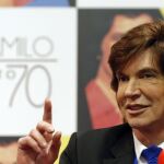 El cantante Camilo Sesto durante la rueda de prensa ofrecida hoy en la sede de la Sgae en Madrid, para presentar su disco "Camilo 70"