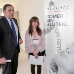 El consejero Antonio María Sáez Aguado con la presidenta de Acecale, Patricia García