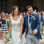 Alberto Garzón y su novia, Anna Ruiz, tras darse el "sí quiero"ante unos 205 invitados